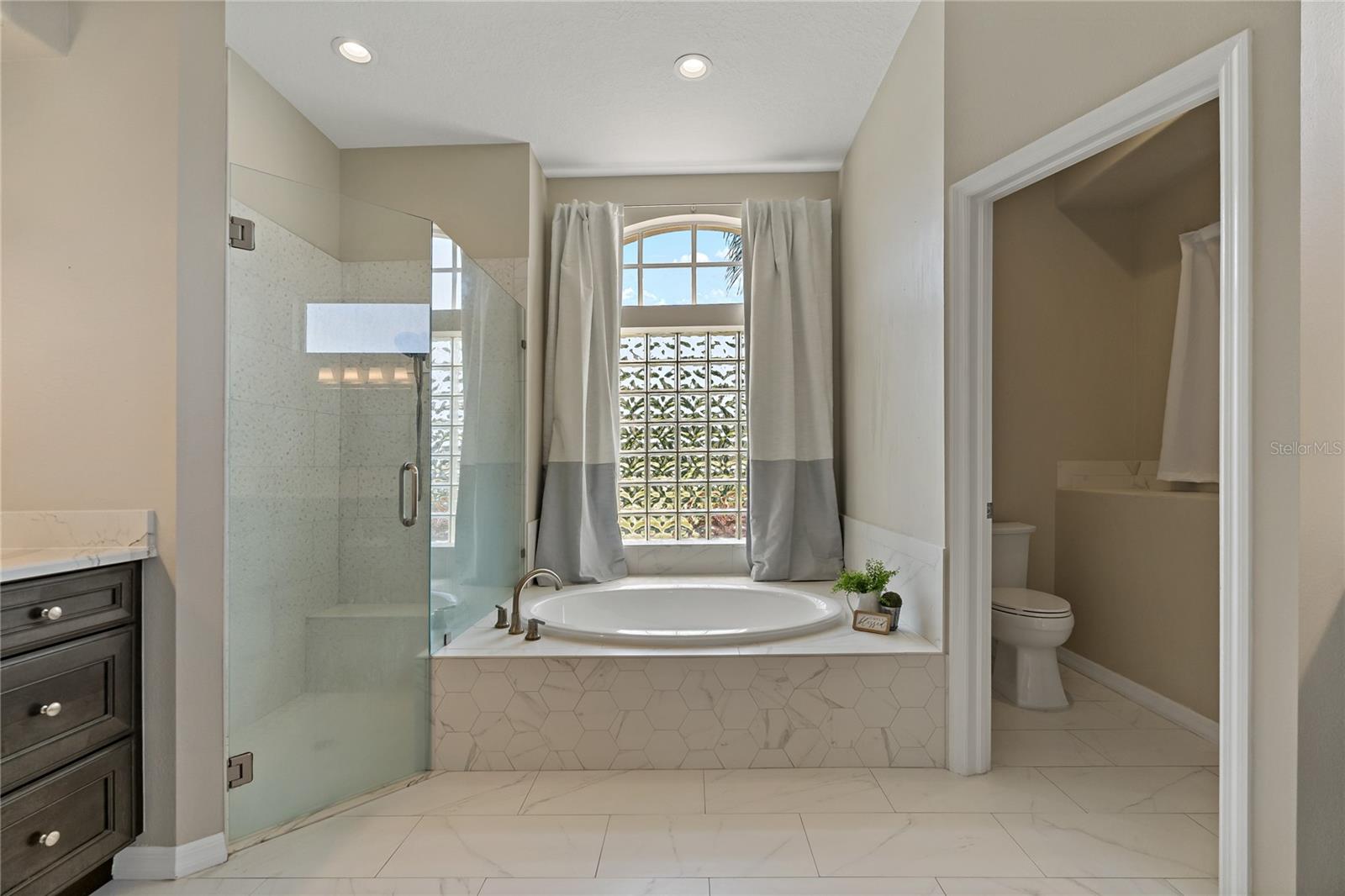 Listing photo id 6 for 4530 Roanoak Way