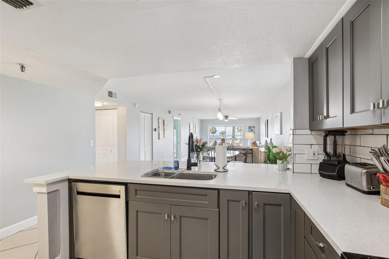 Image 10 of 25 For 14401 Gulf Boulevard 106