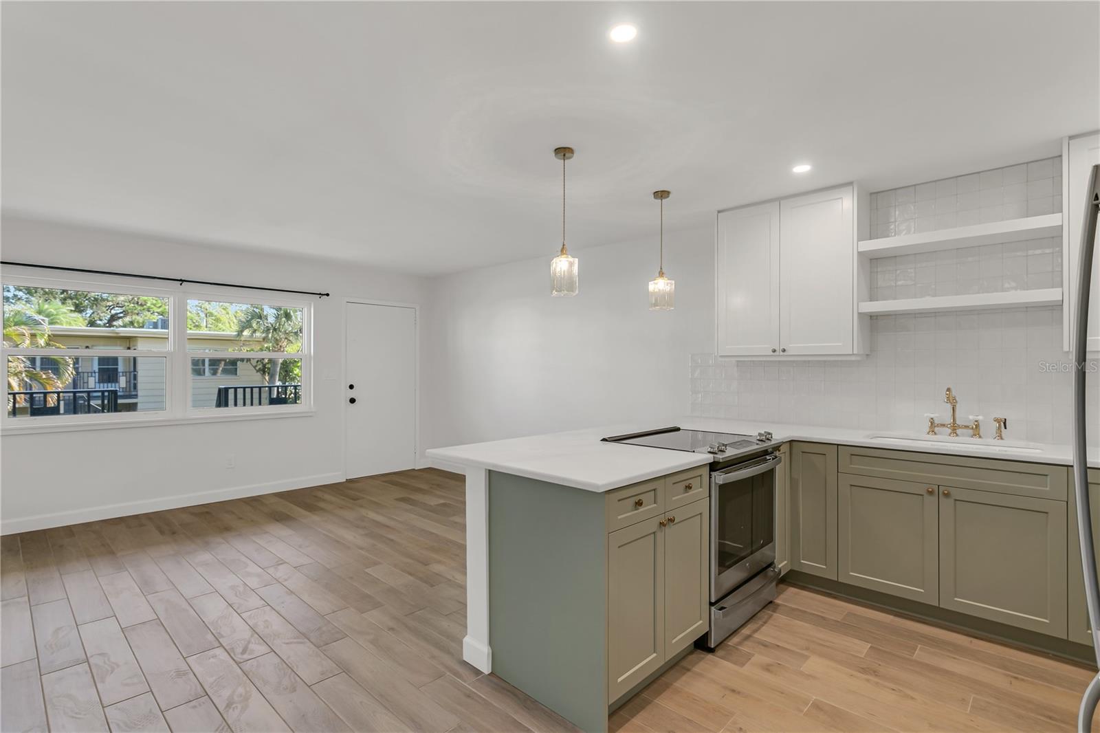 Image 12 of 25 For 216 36th Avenue N 202b