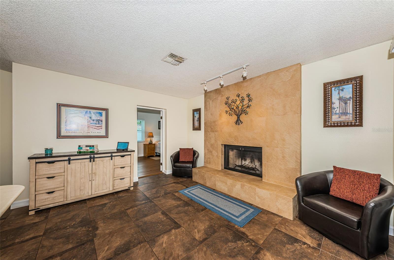 Listing photo id 16 for 12873 Cumberland Drive