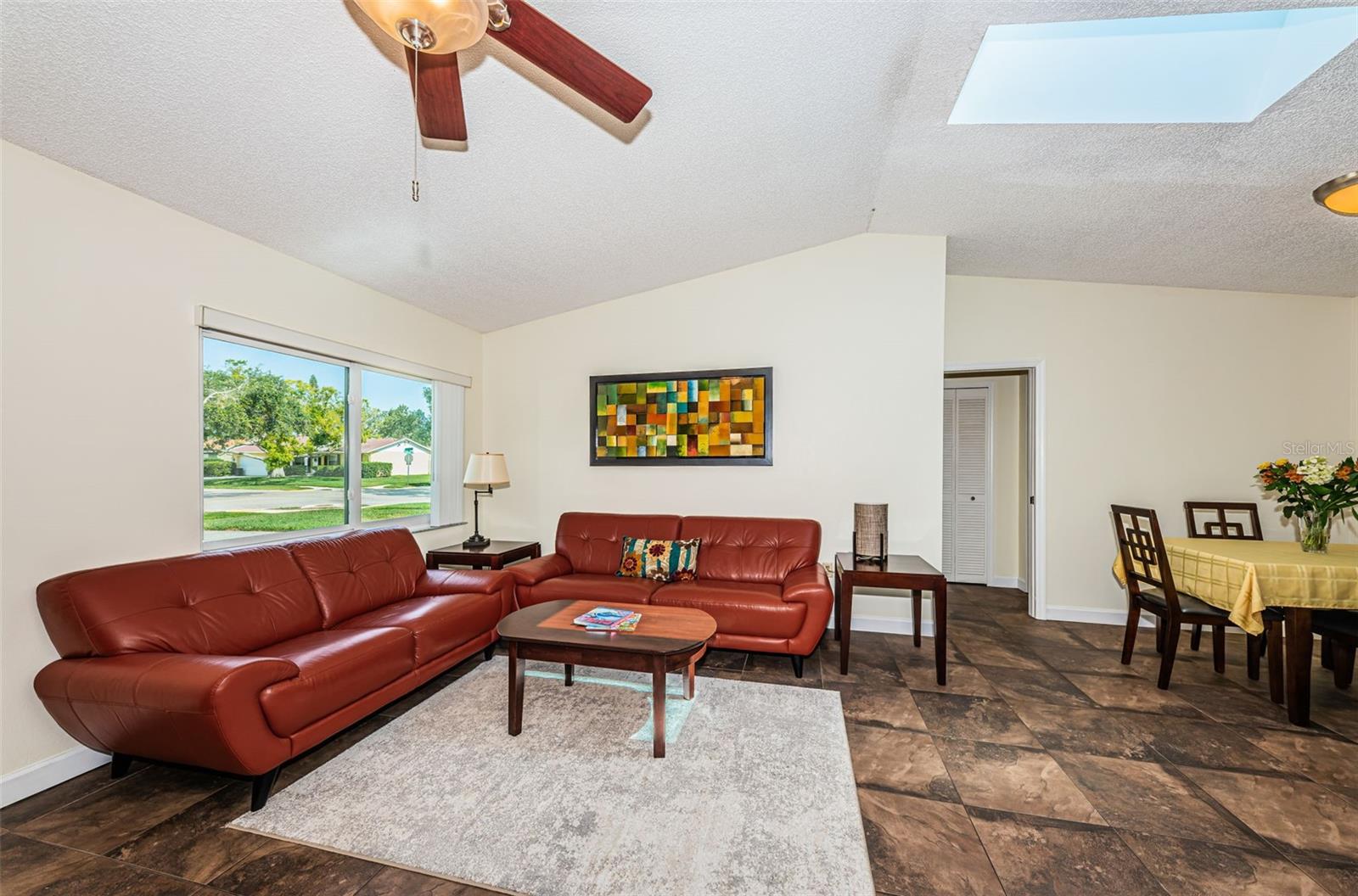 Listing photo id 3 for 12873 Cumberland Drive