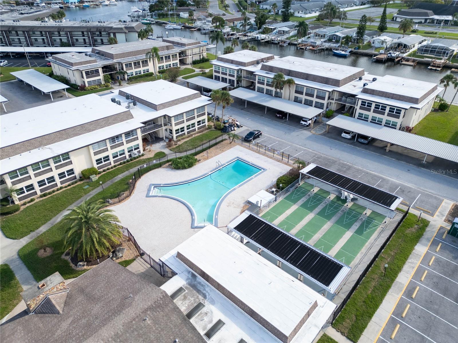 Listing photo id 17 for 4812 Jasper Drive 203