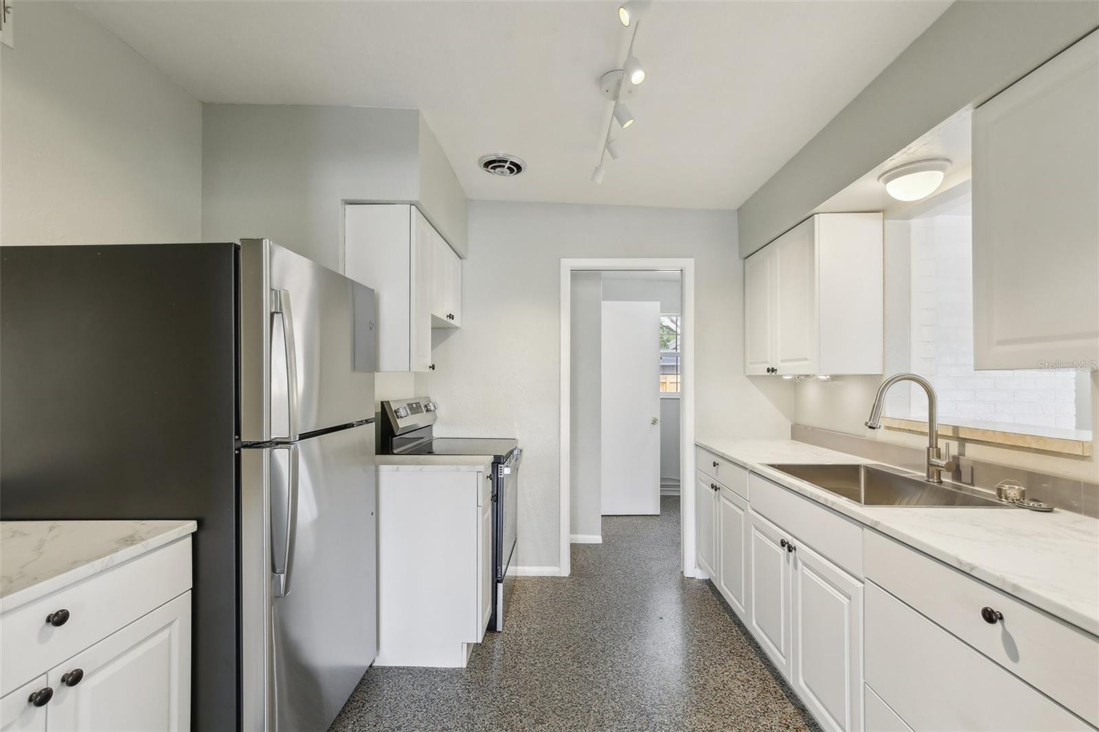 Image 18 of 41 For 2044 Temple Terrace