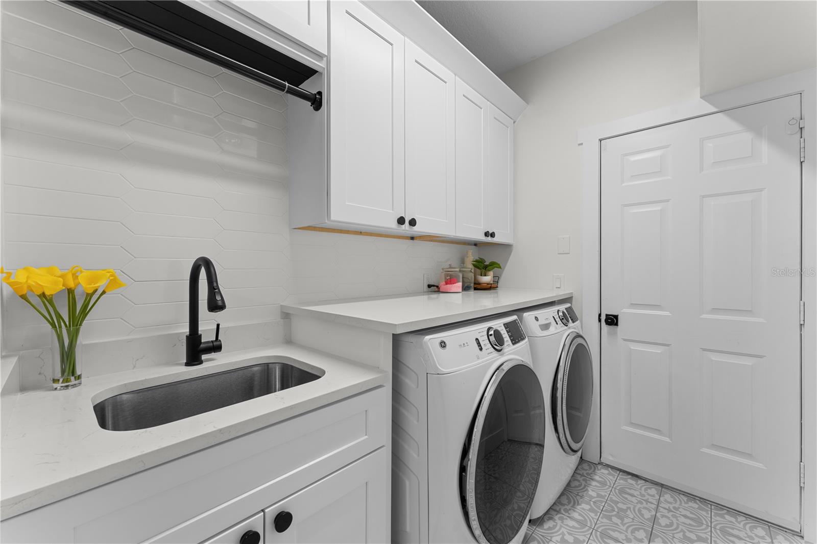 Listing photo id 17 for 403 Carriage House Lane