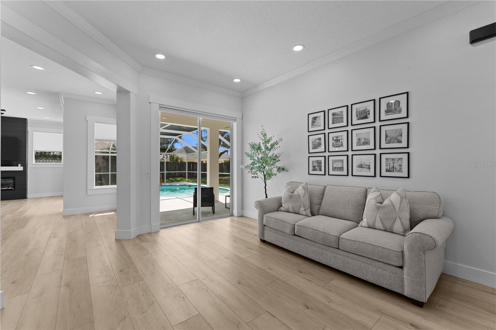 Listing photo id 3 for 403 Carriage House Lane