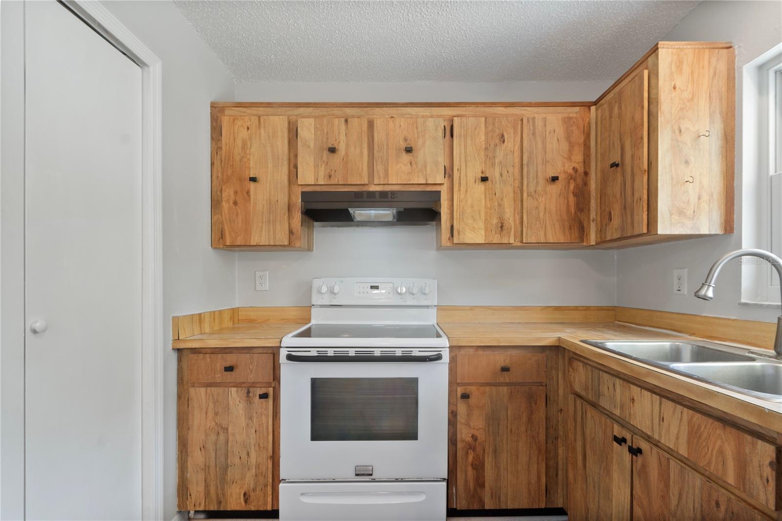 Listing photo id 10 for 9831 83rd Way