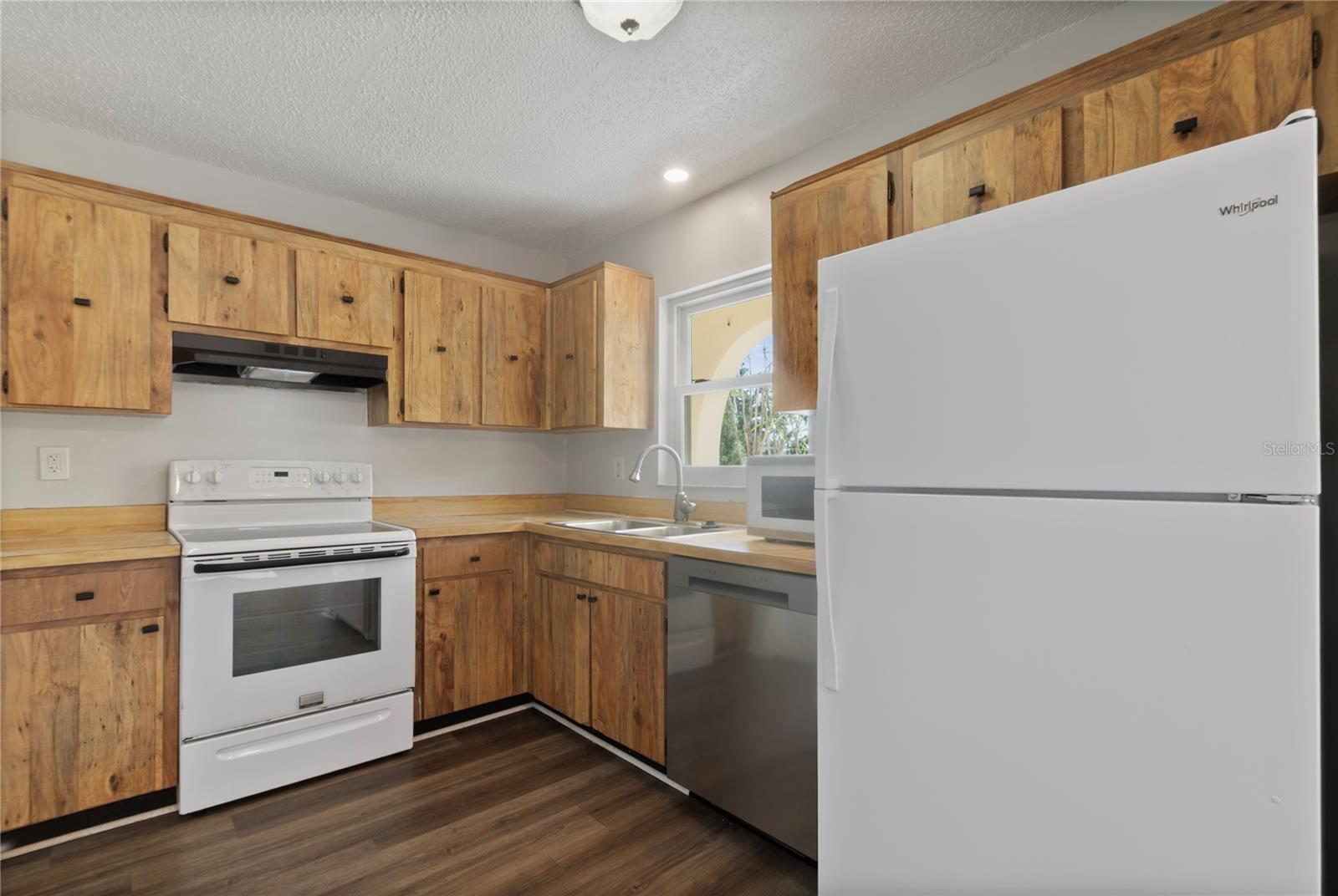 Listing photo id 11 for 9831 83rd Way