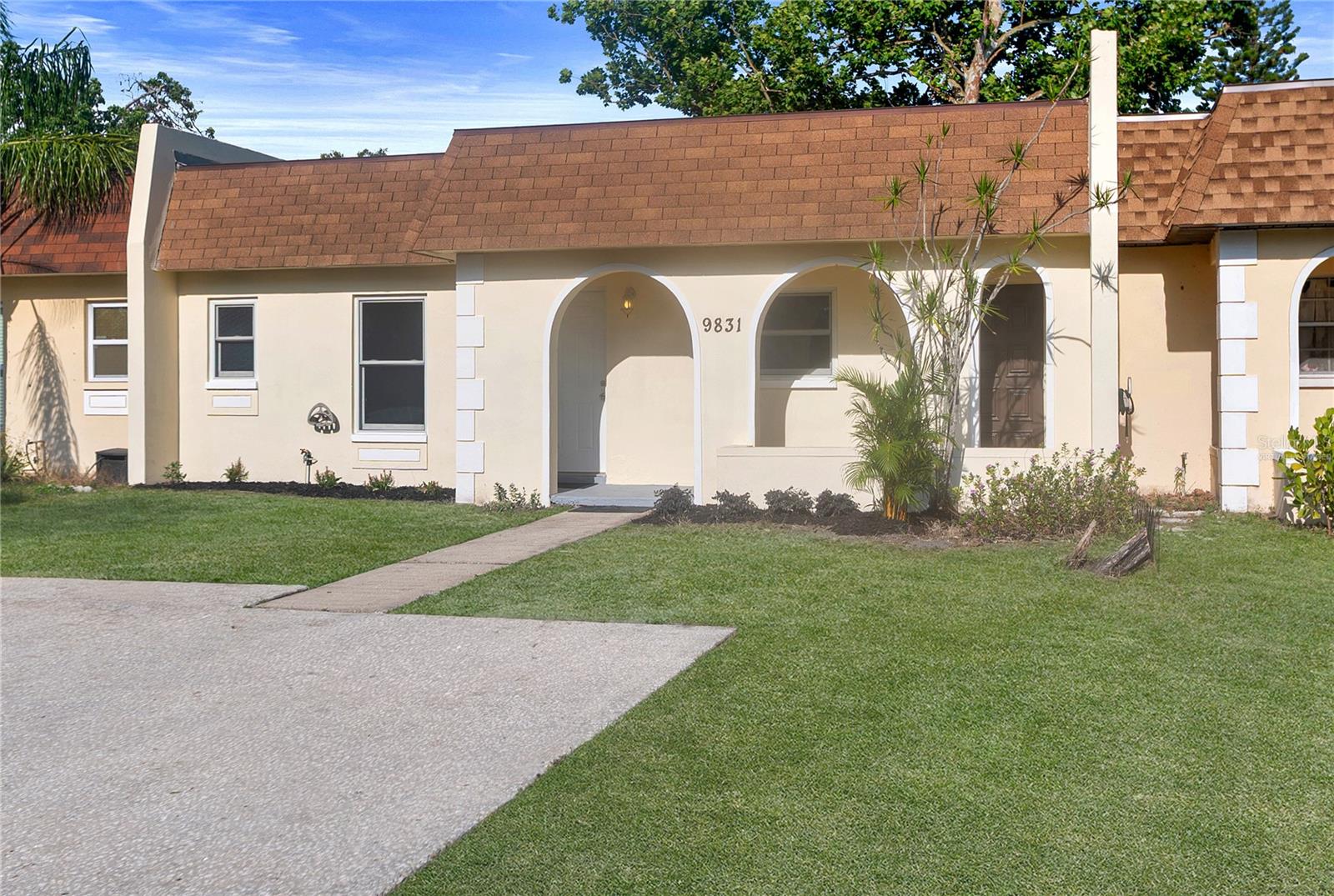 Listing photo id 1 for 9831 83rd Way