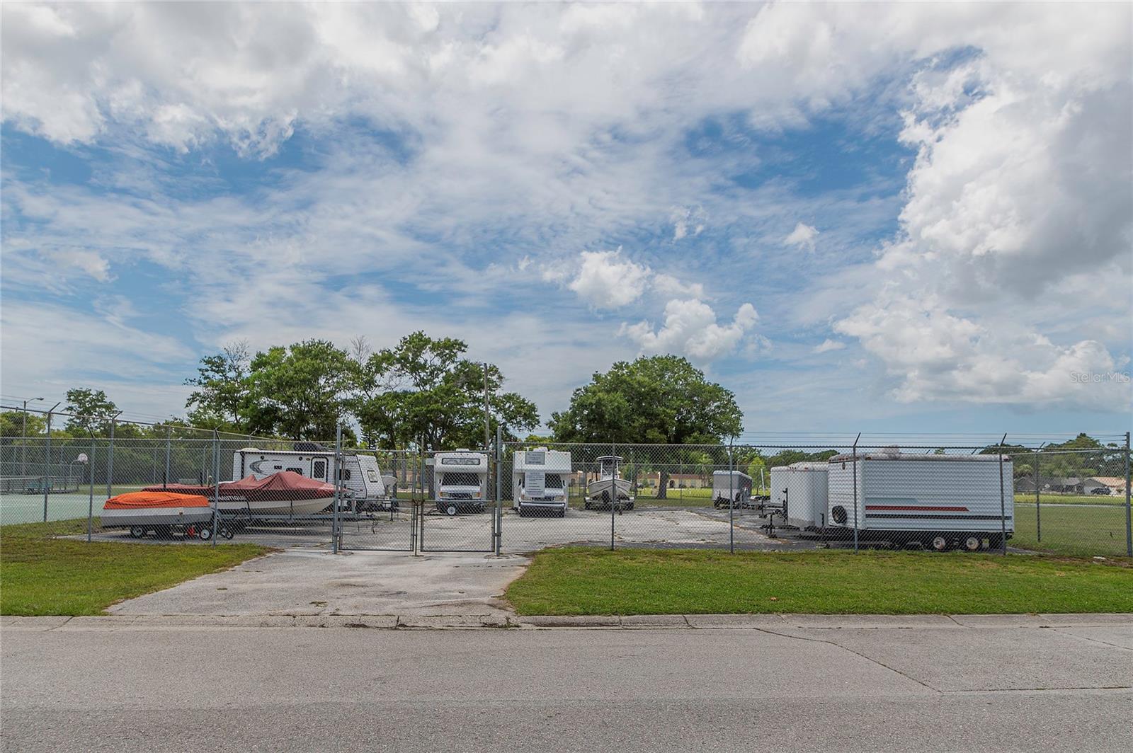 Listing photo id 28 for 9831 83rd Way