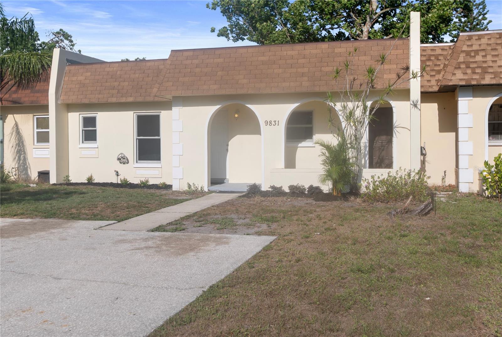 Listing photo id 2 for 9831 83rd Way
