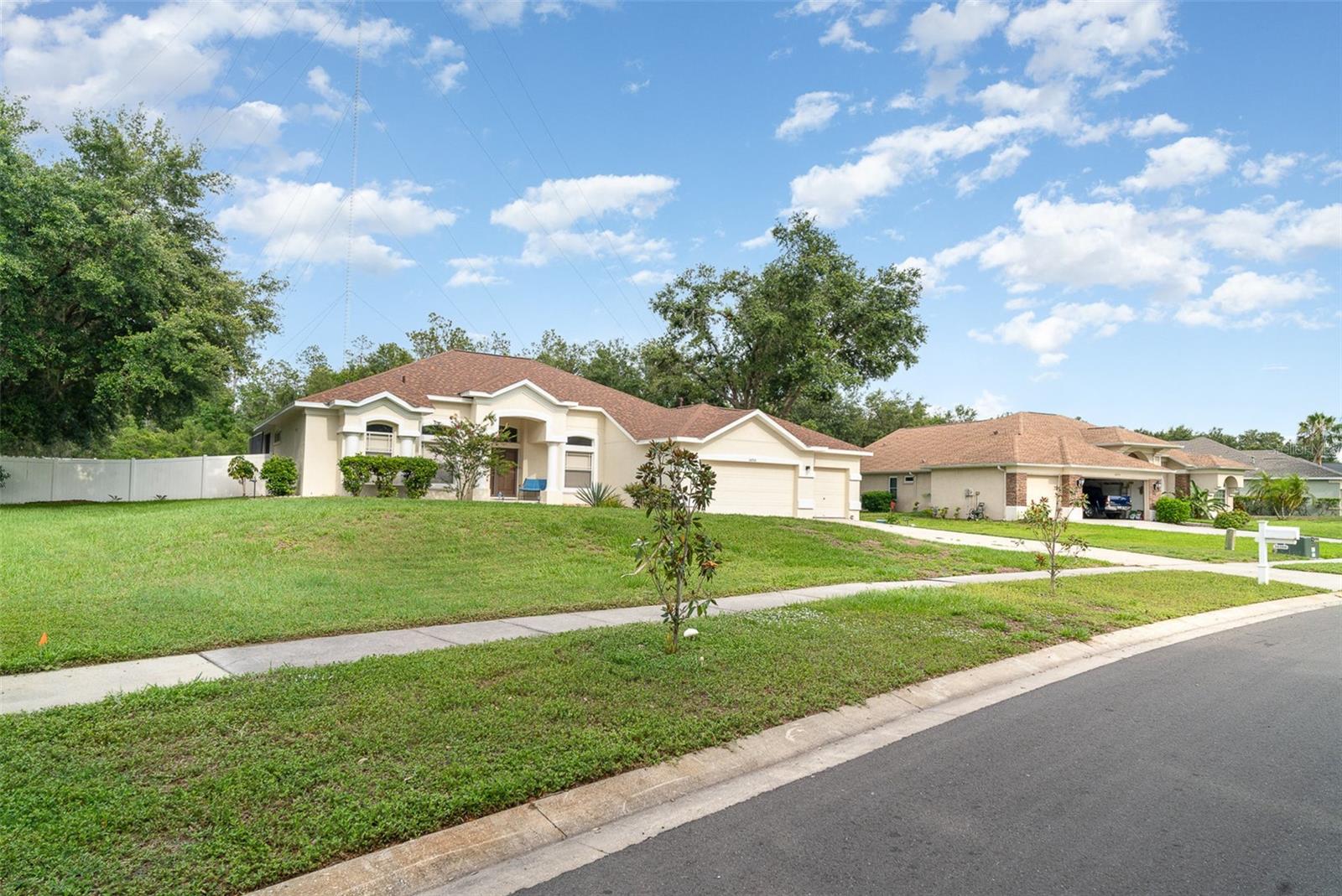 Listing photo id 1 for 14266 Creek Run Drive