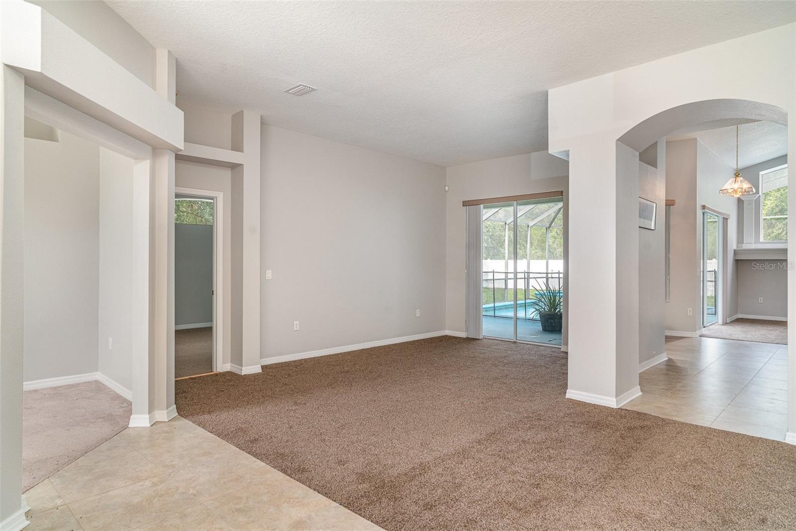 Listing photo id 4 for 14266 Creek Run Drive