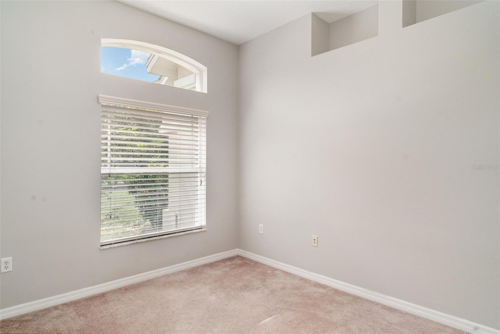 Listing photo id 5 for 14266 Creek Run Drive