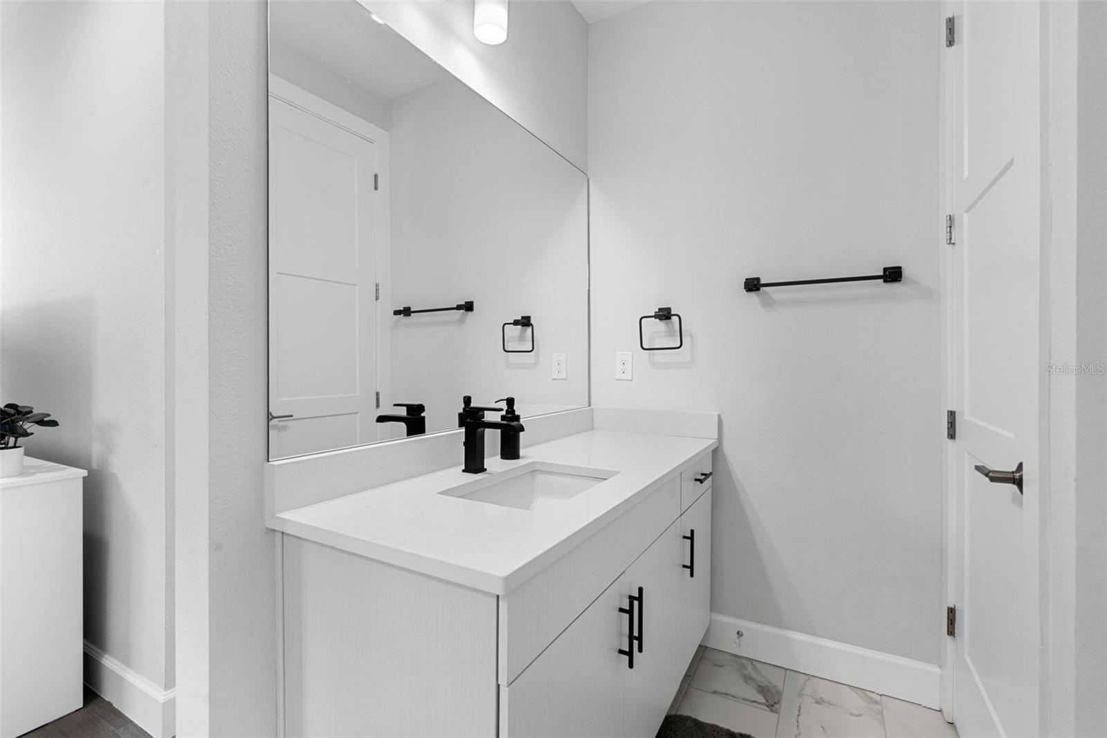 Image 19 of 37 For 1332 Gray Street 9