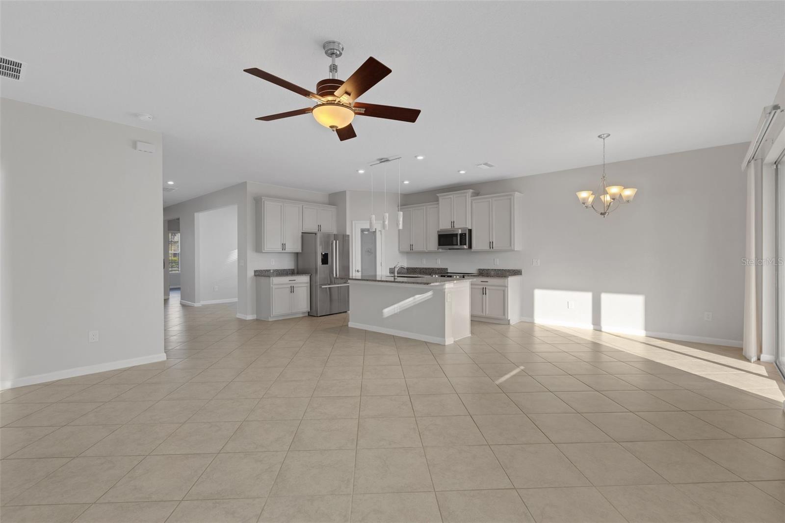 Listing photo id 12 for 6211 114th Drive E