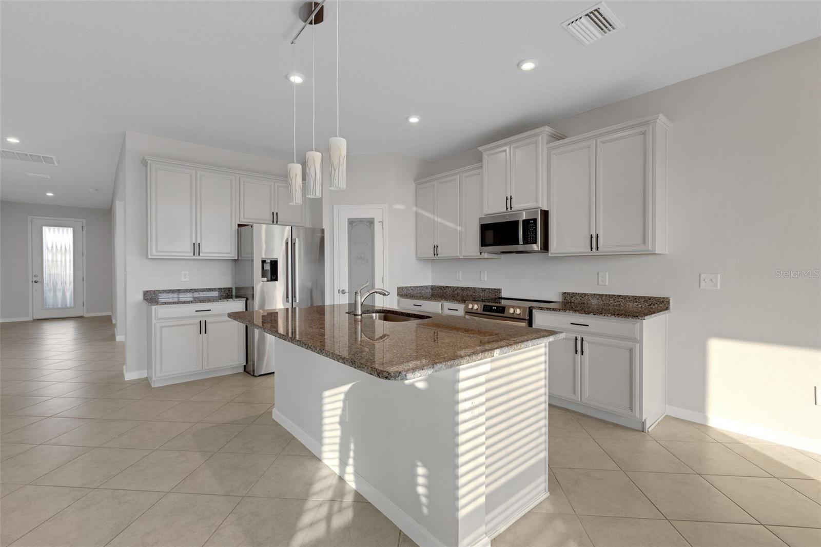 Listing photo id 15 for 6211 114th Drive E