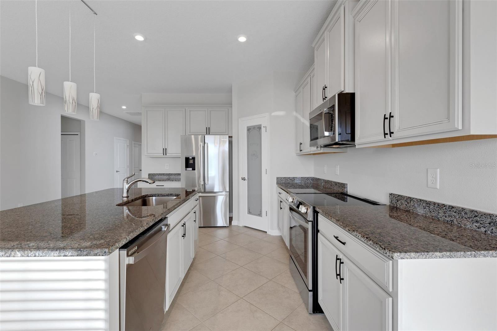 Listing photo id 16 for 6211 114th Drive E