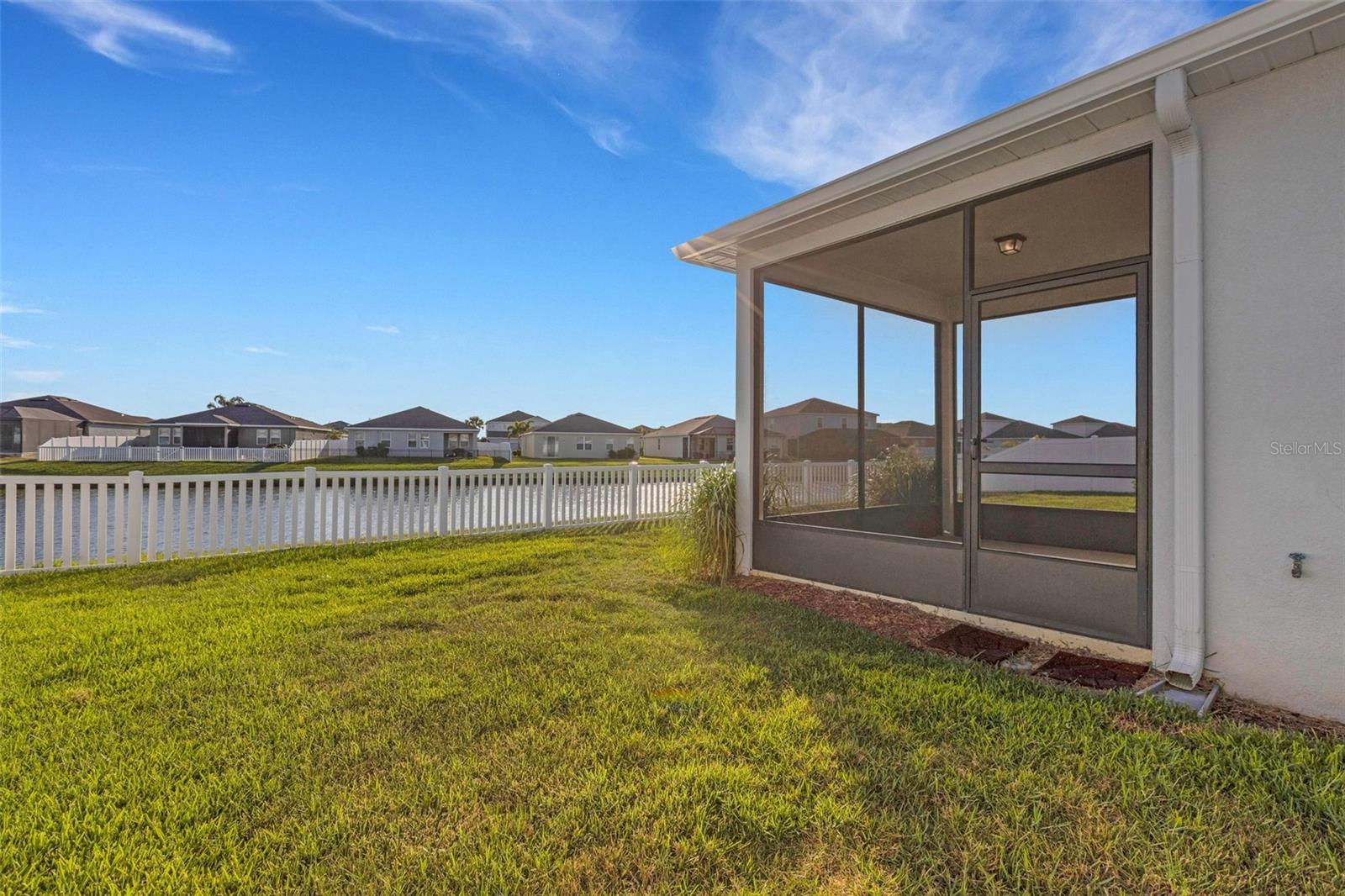 Listing photo id 3 for 6211 114th Drive E