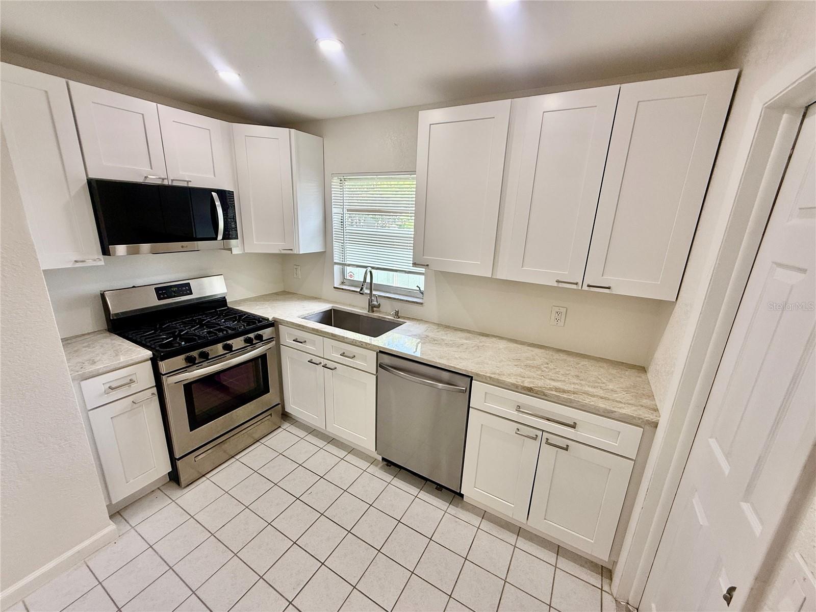 Image 2 of 14 For 4218 Des Moines Street Ne