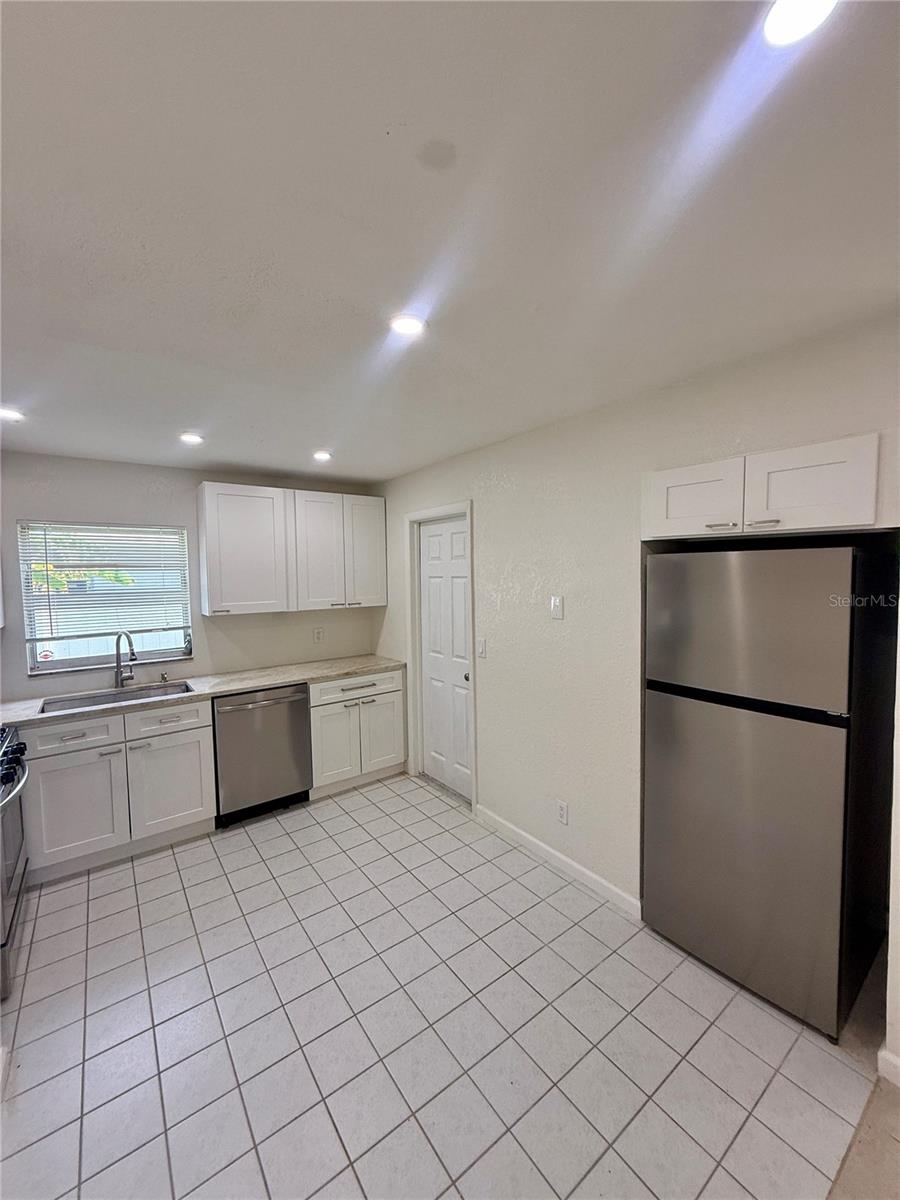 Image 3 of 14 For 4218 Des Moines Street Ne