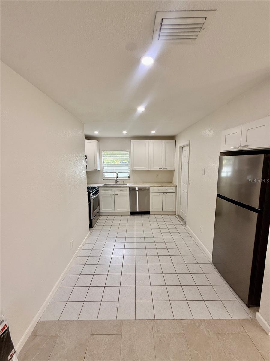 Image 4 of 14 For 4218 Des Moines Street Ne
