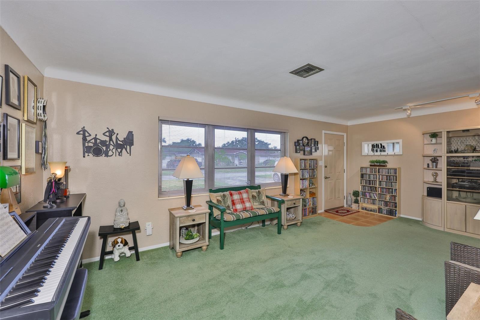 Listing photo id 11 for 6401 15th Street N