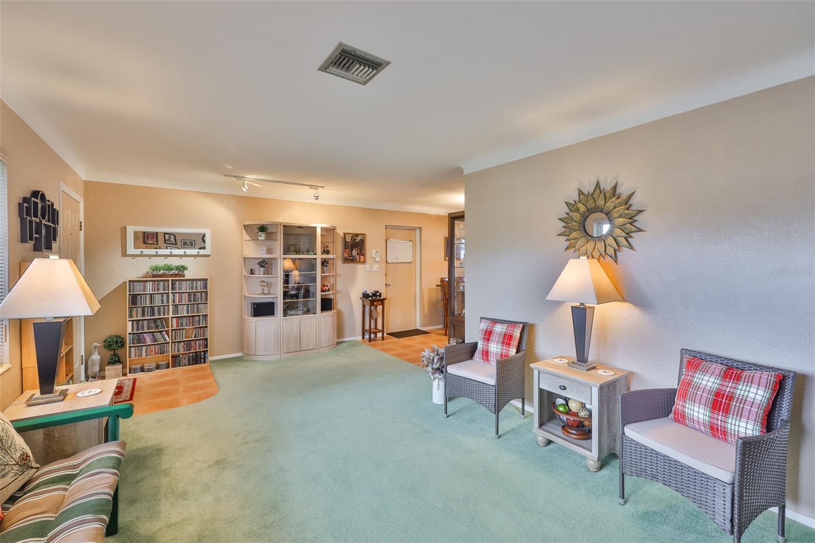 Listing photo id 12 for 6401 15th Street N