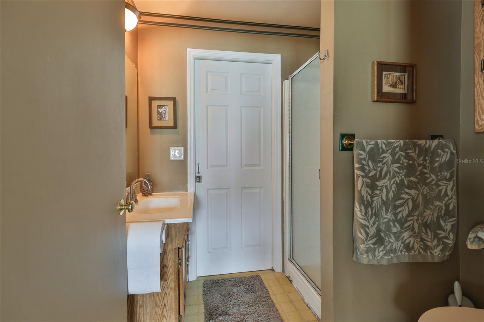Listing photo id 16 for 6401 15th Street N