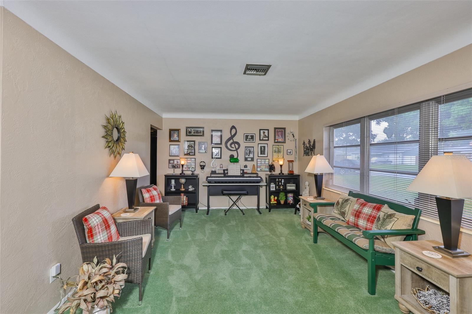 Listing photo id 1 for 6401 15th Street N