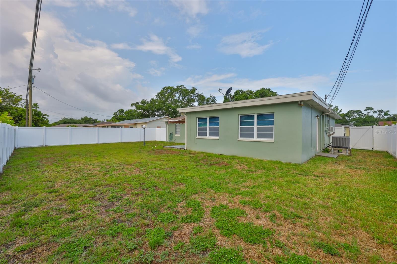 Listing photo id 28 for 6401 15th Street N