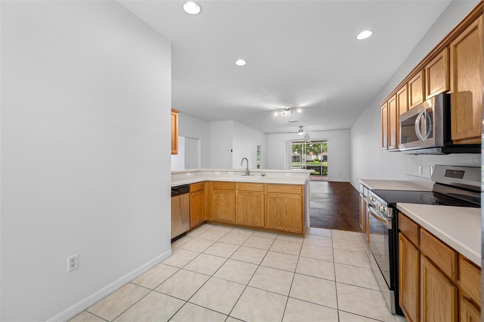 Listing photo id 10 for 10255 Devonshire Lake Drive