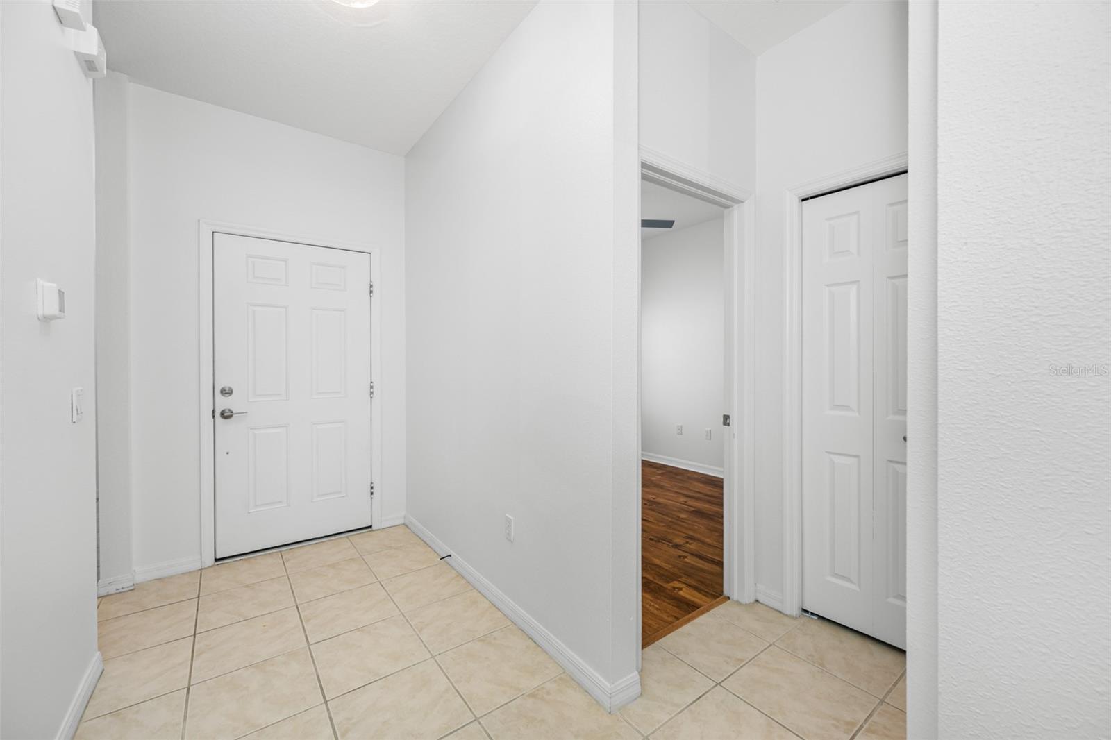 Listing photo id 2 for 10255 Devonshire Lake Drive