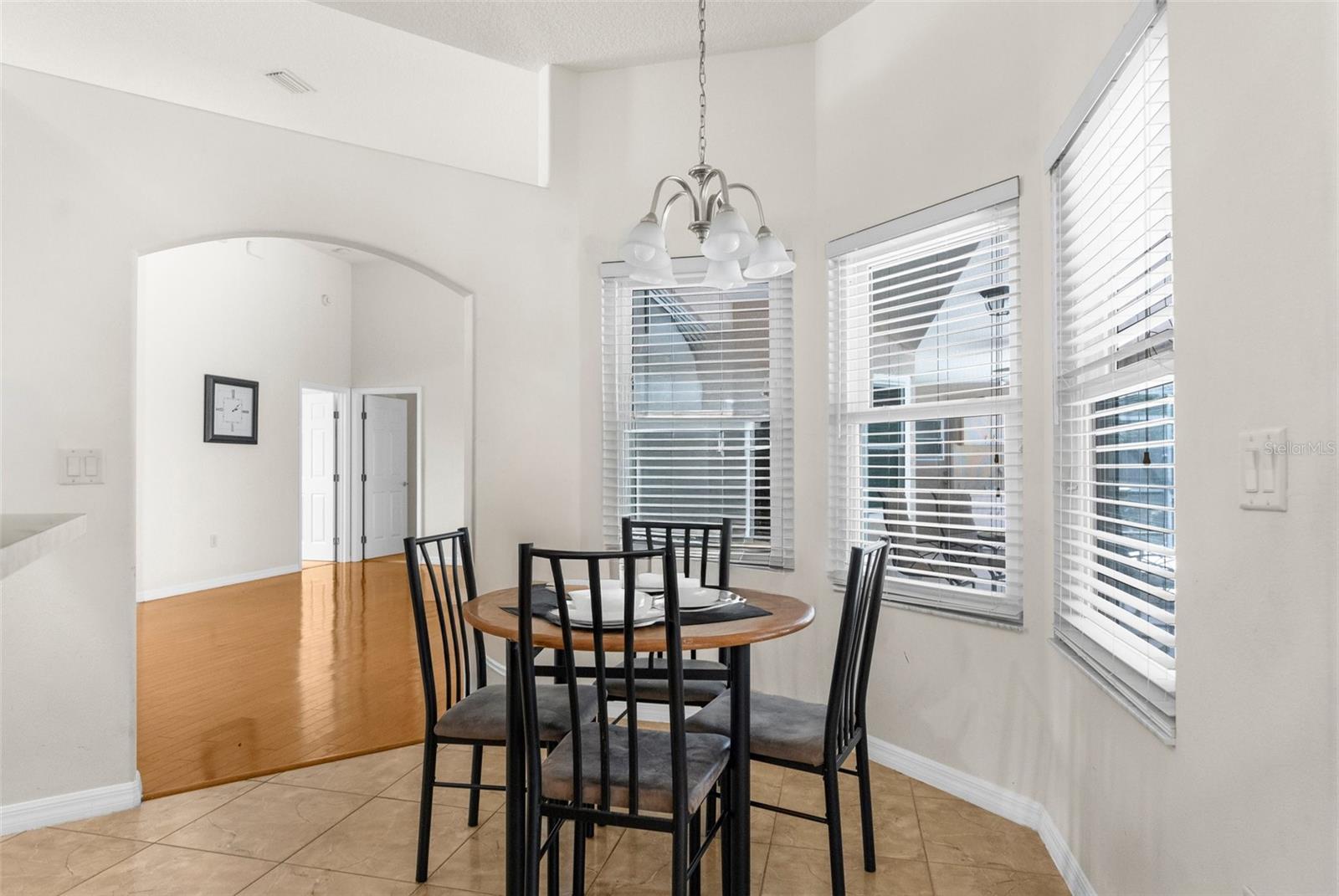 Listing photo id 13 for 8518 Linwood Loop