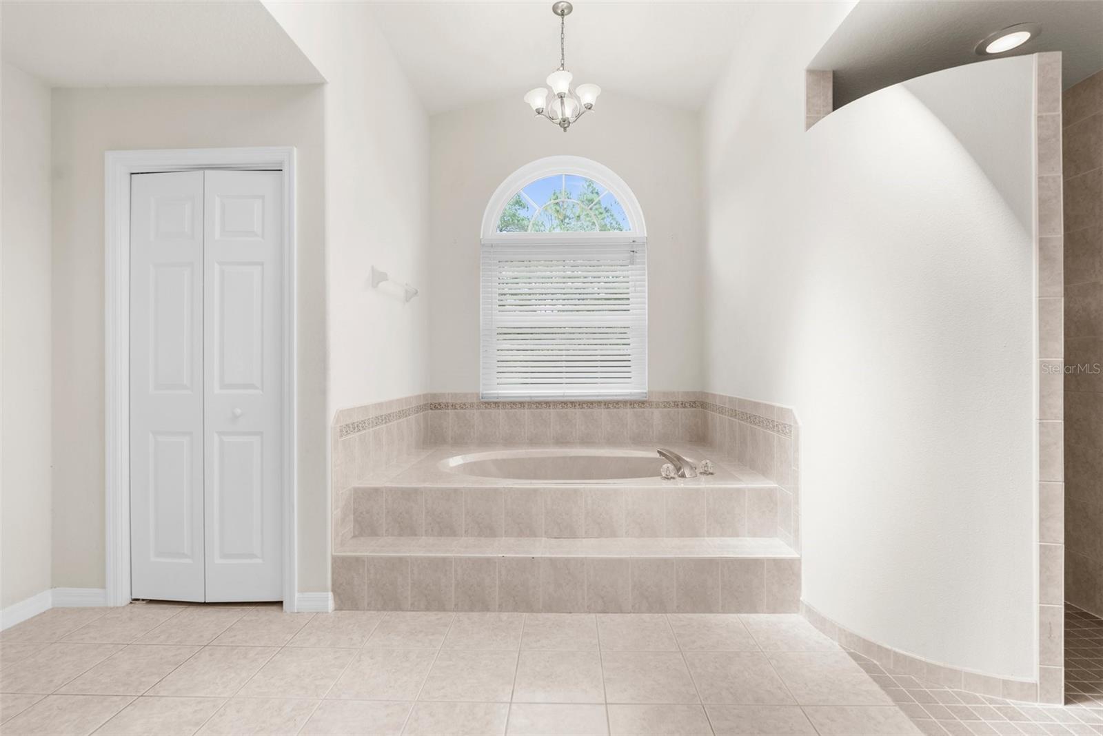 Listing photo id 17 for 8518 Linwood Loop
