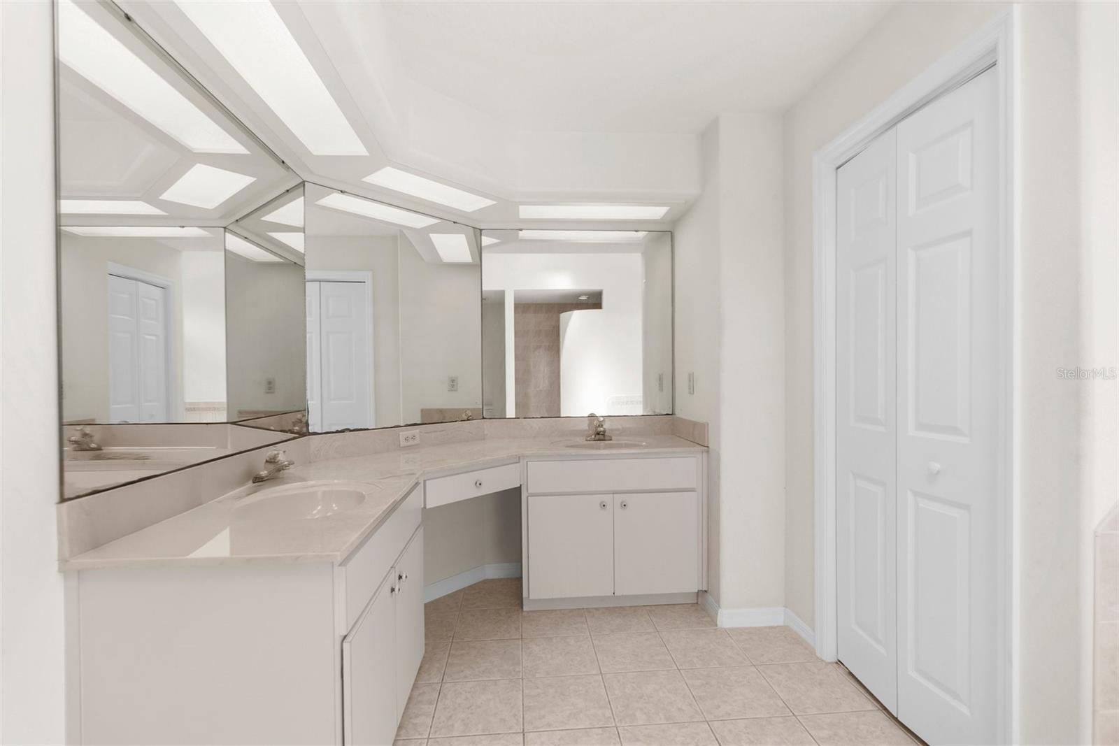 Listing photo id 18 for 8518 Linwood Loop
