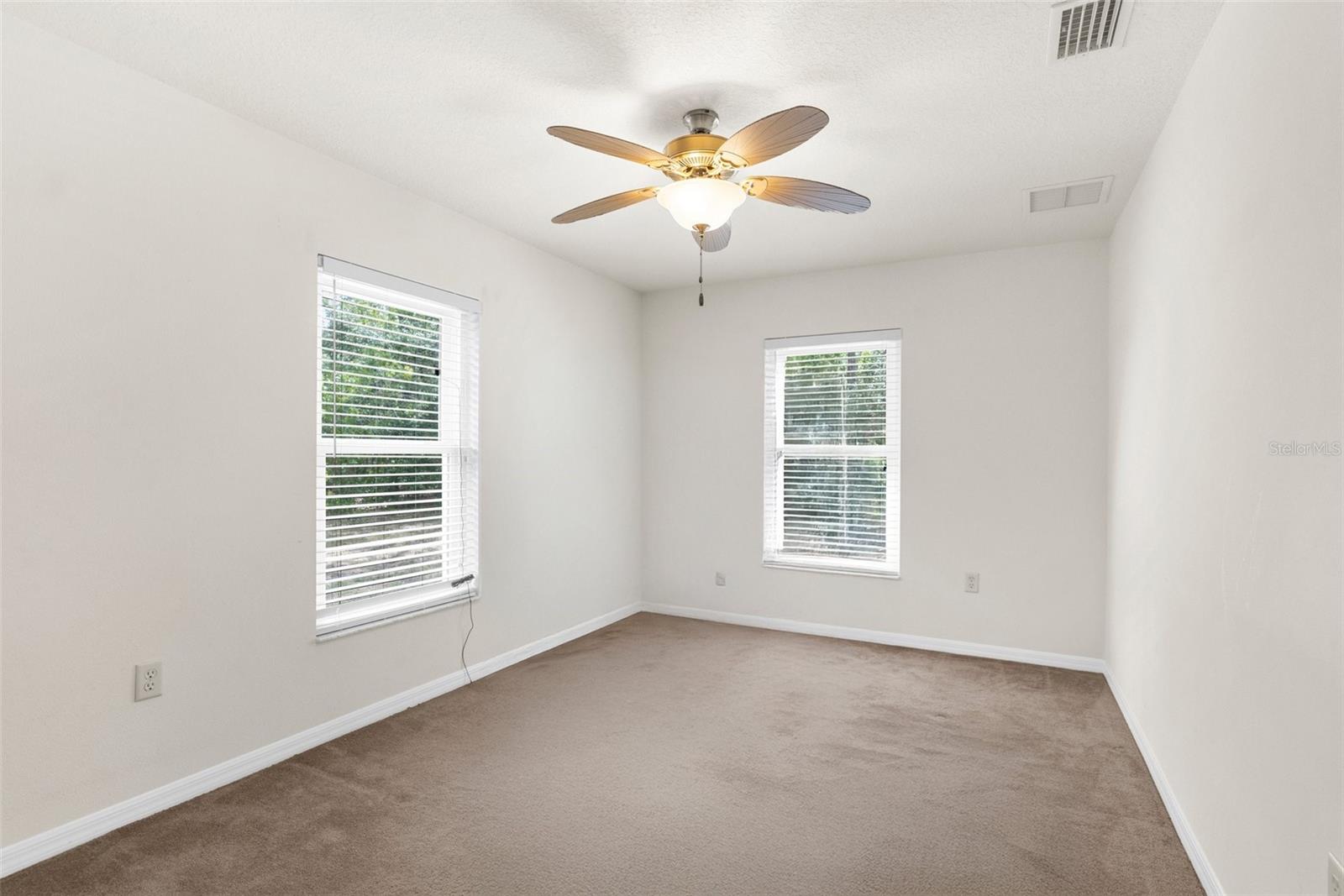 Listing photo id 24 for 8518 Linwood Loop