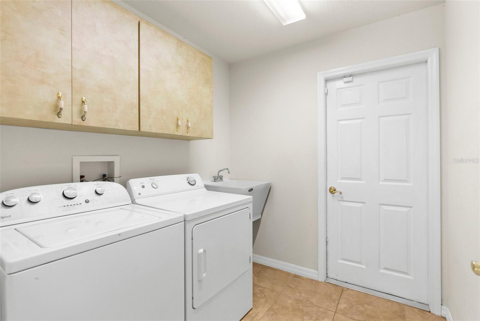 Listing photo id 27 for 8518 Linwood Loop