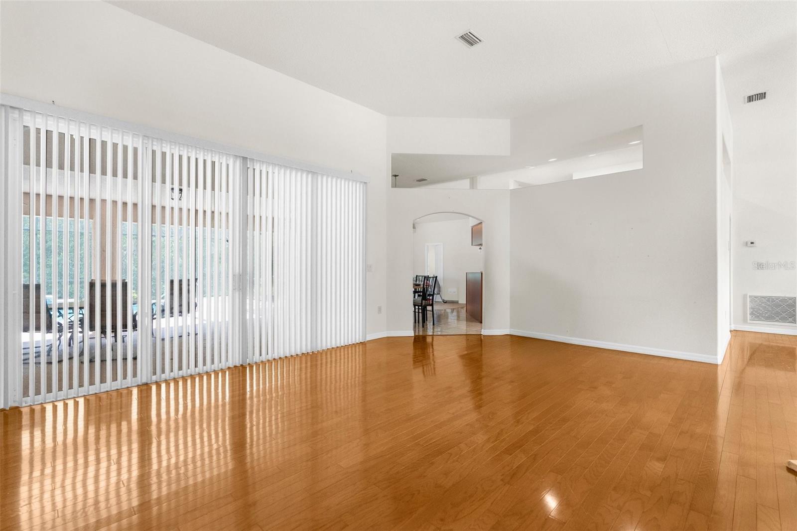 Listing photo id 3 for 8518 Linwood Loop