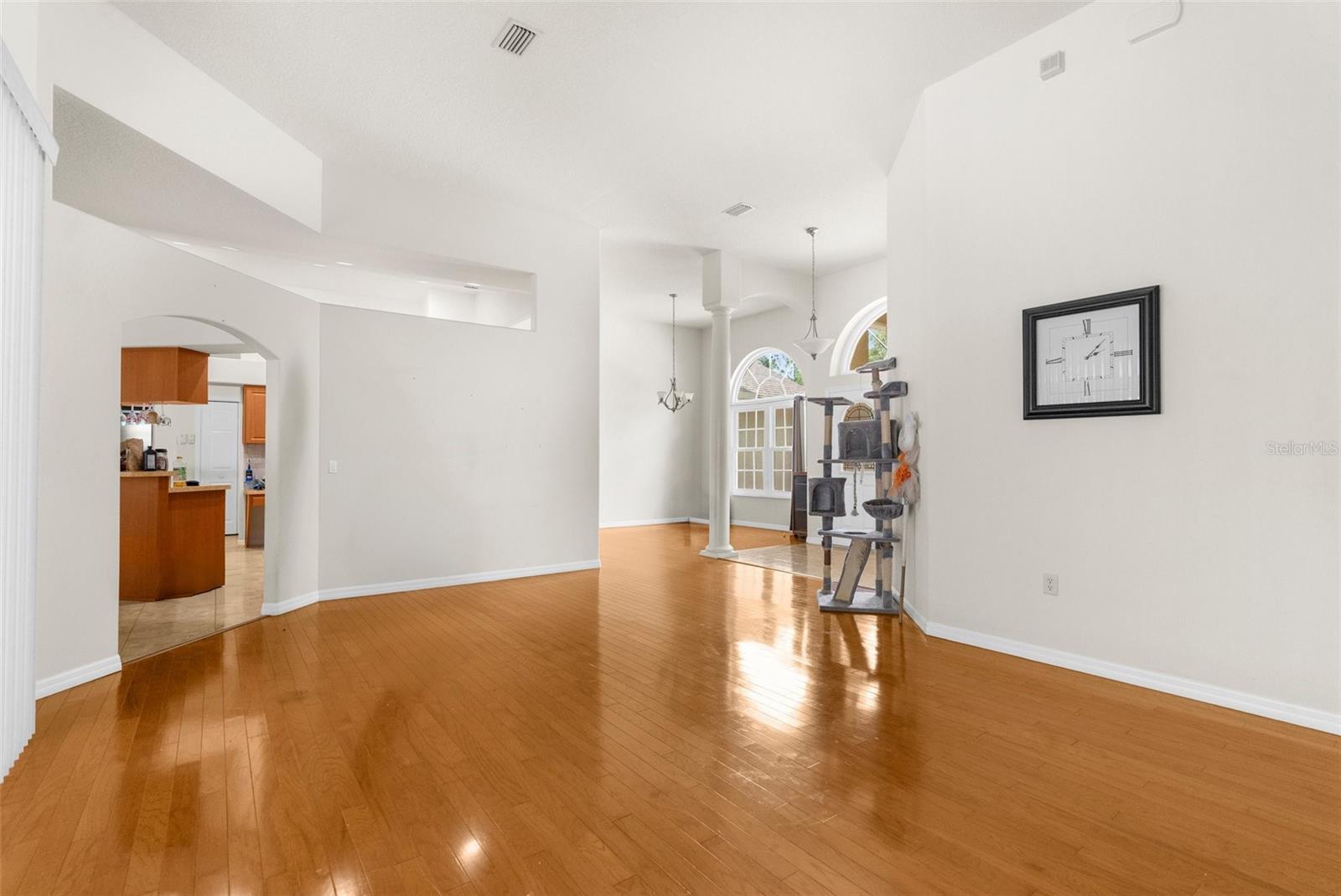 Listing photo id 4 for 8518 Linwood Loop