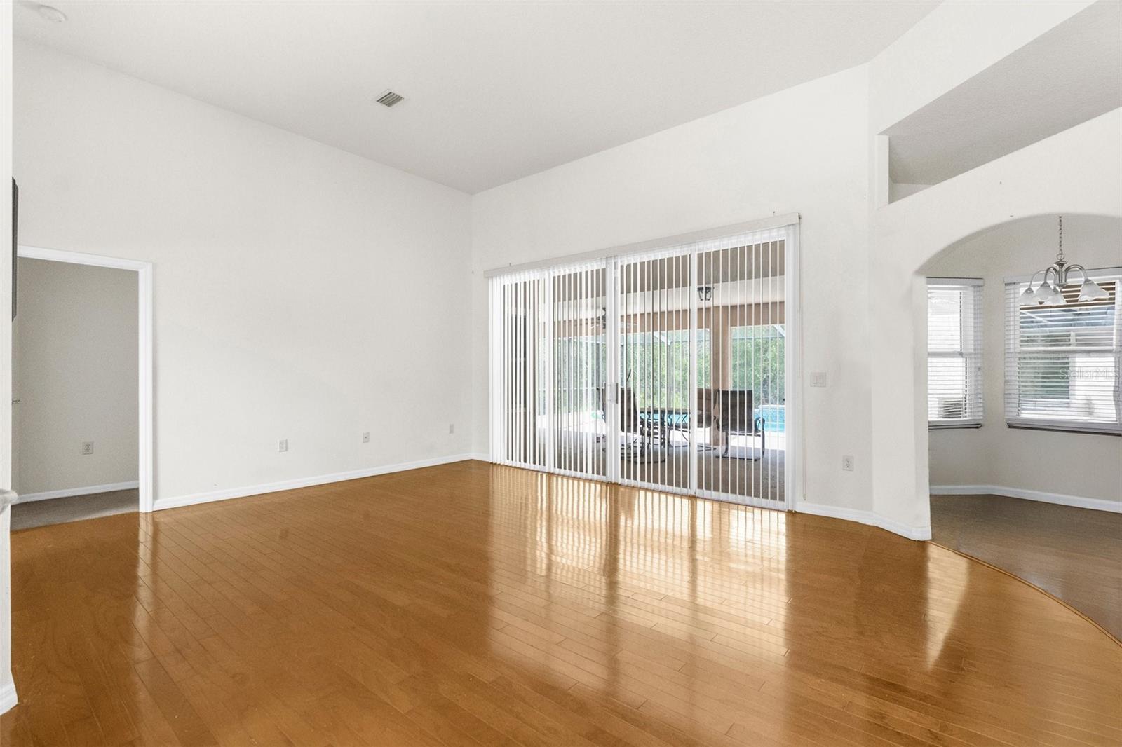 Listing photo id 5 for 8518 Linwood Loop