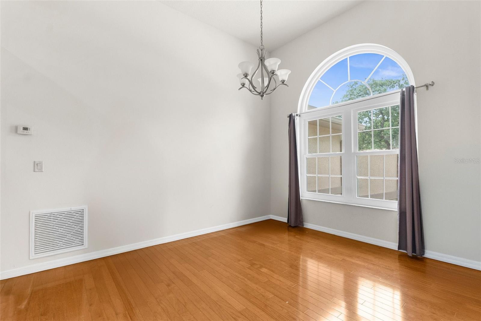 Listing photo id 6 for 8518 Linwood Loop