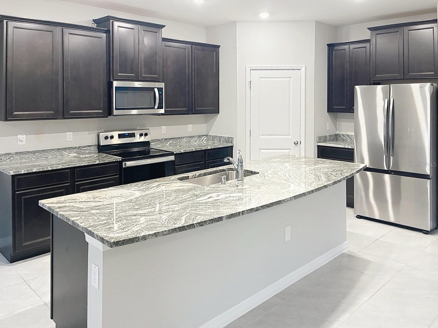 Listing photo id 4 for 13014 Willow Grove Drive