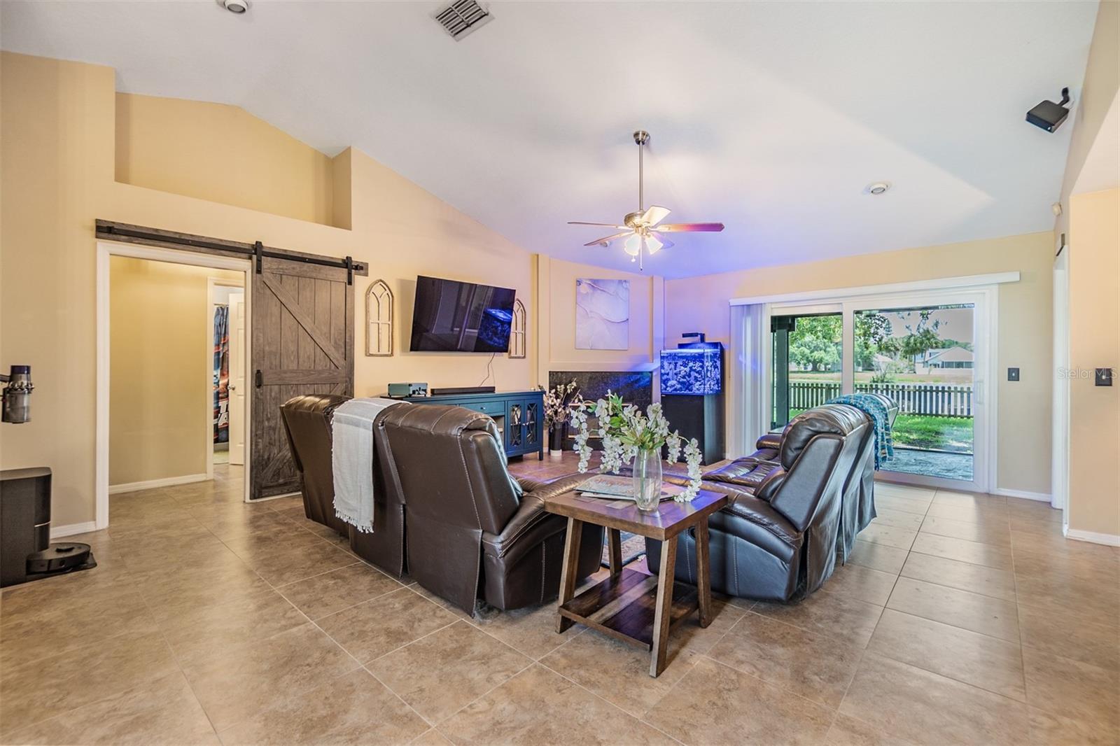 Listing photo id 14 for 2016 Chelam Way
