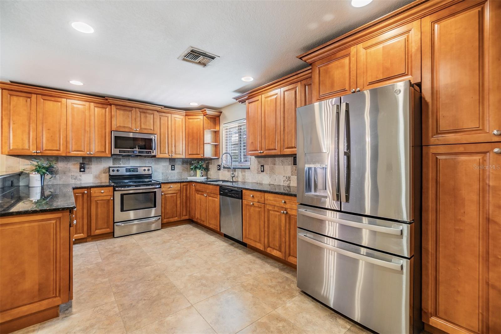 Listing photo id 2 for 2016 Chelam Way