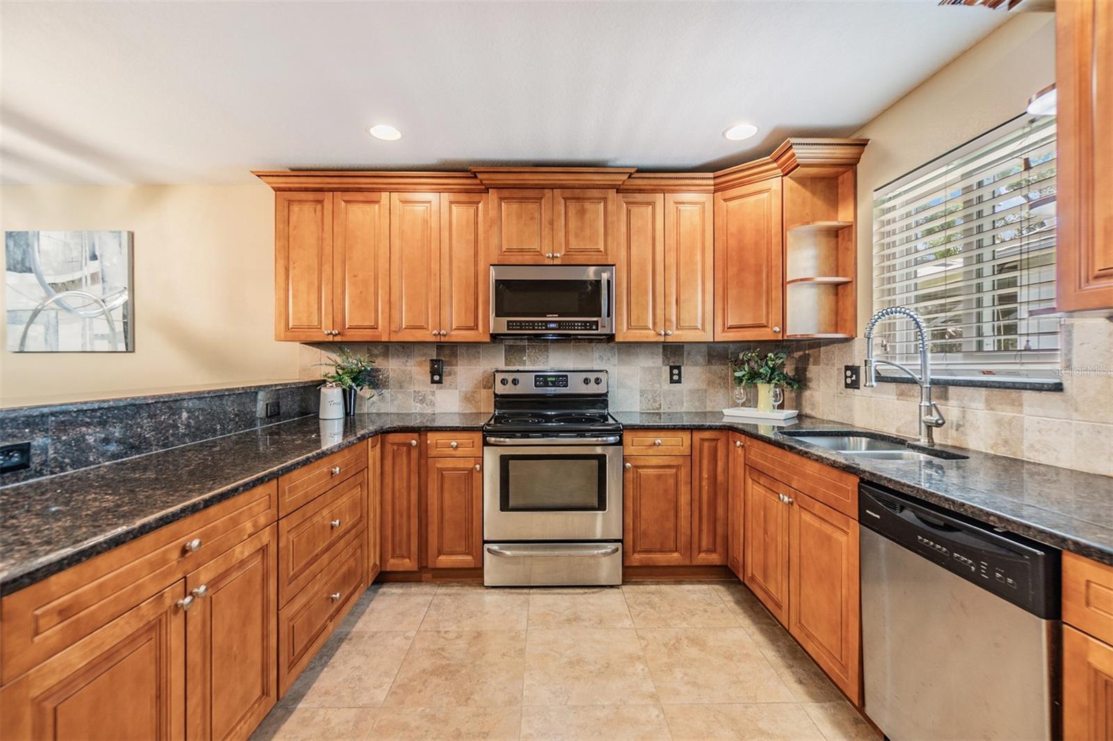 Listing photo id 3 for 2016 Chelam Way