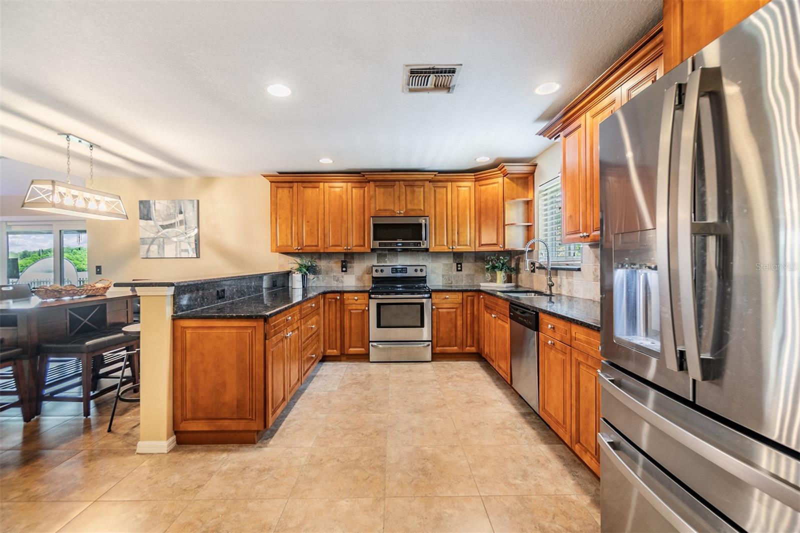 Listing photo id 4 for 2016 Chelam Way