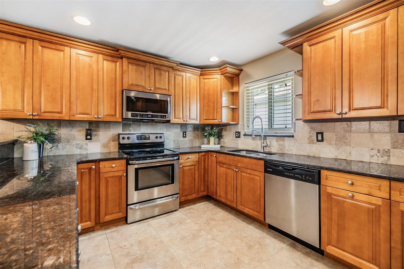 Listing photo id 5 for 2016 Chelam Way