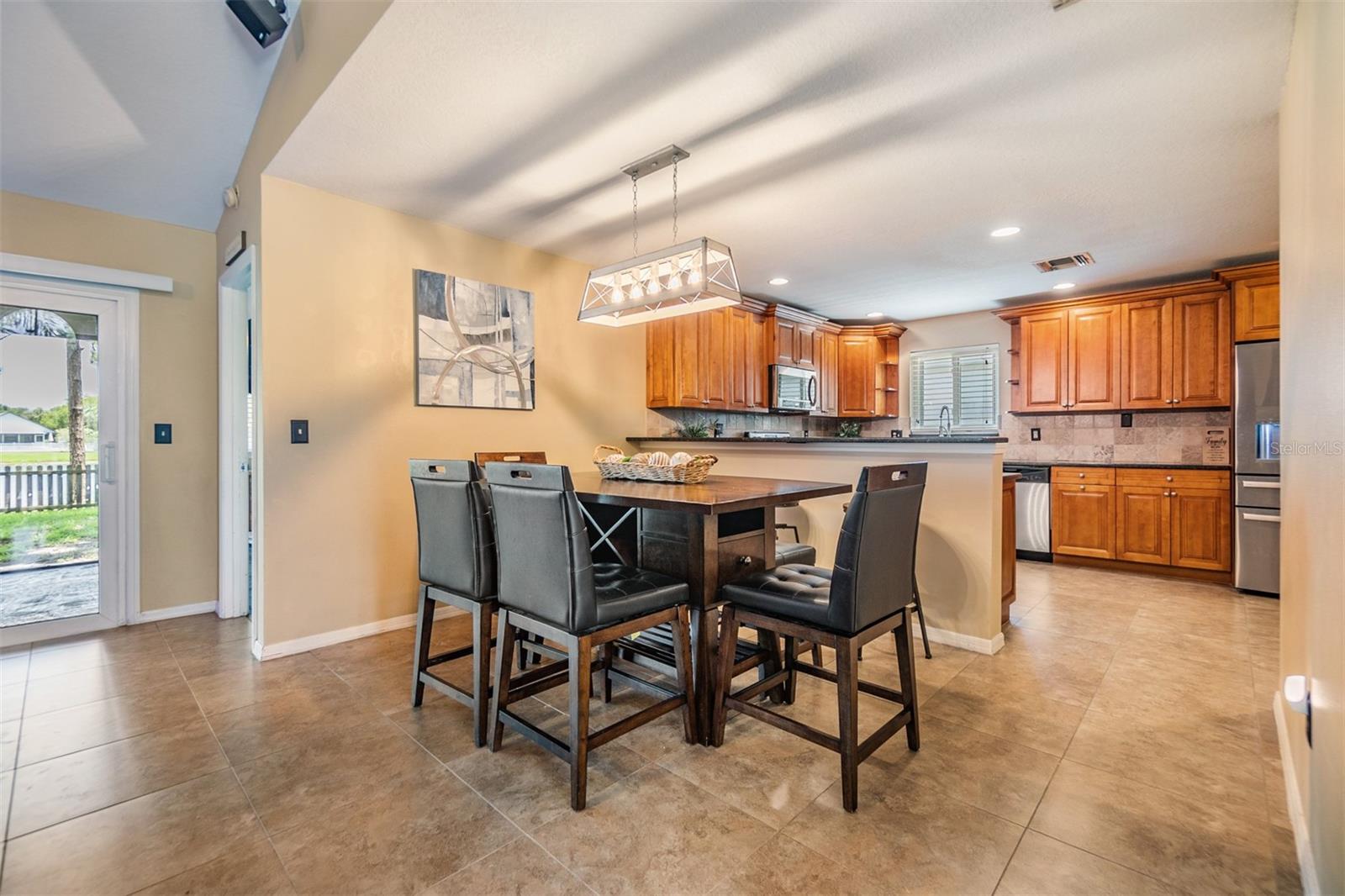 Listing photo id 7 for 2016 Chelam Way