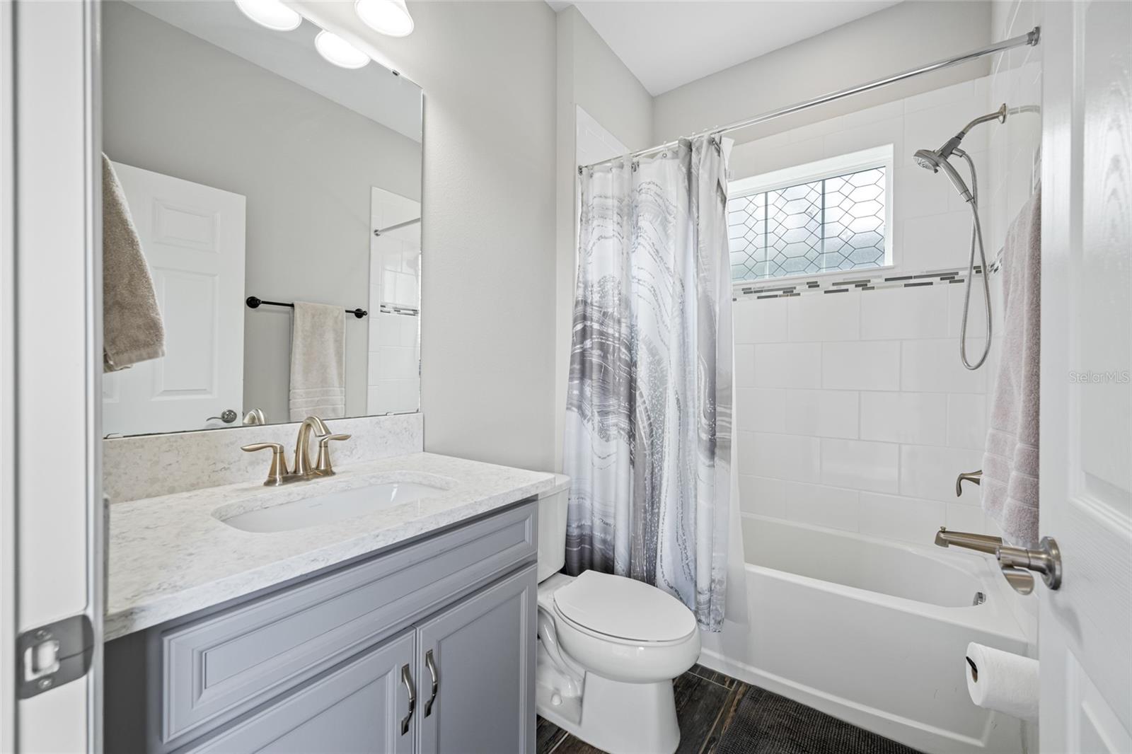 Listing photo id 14 for 4633 Ballantrae Boulevard