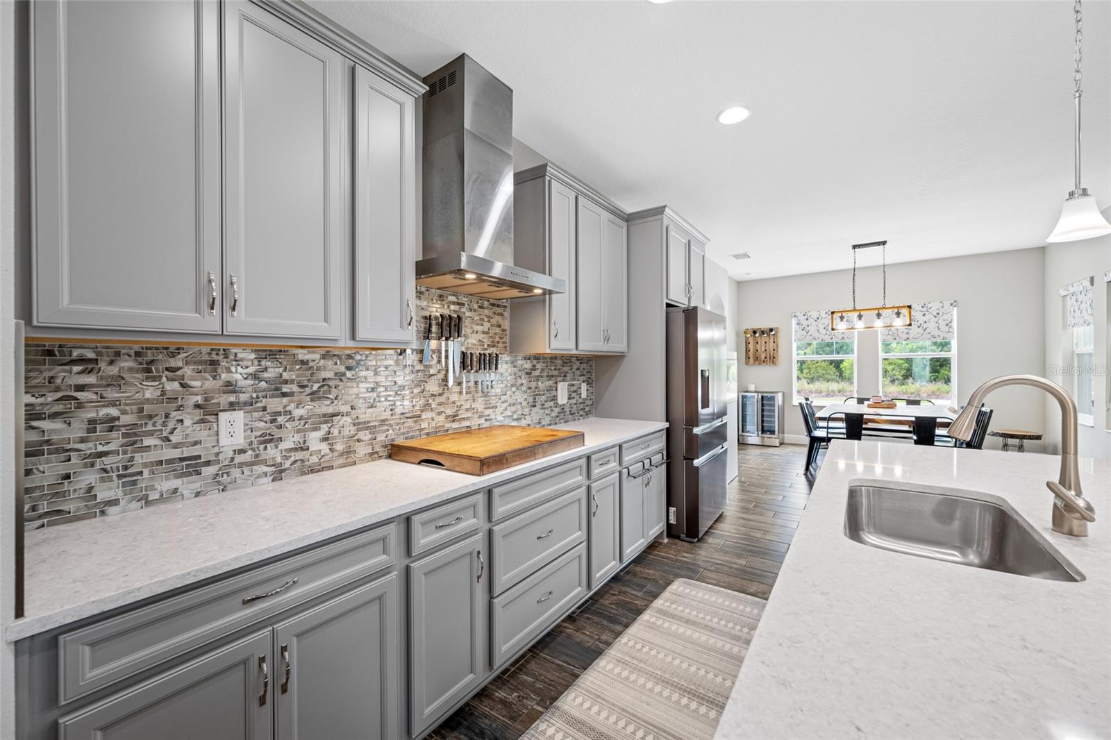 Listing photo id 3 for 4633 Ballantrae Boulevard